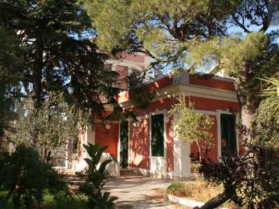 Di un acceso color salmone � invece l�unica villa di cui risulta ancora visibile il nome della famiglia a cui � appartenuta: si tratta di villa Lioce, un piccolo edificio a due piani costellato anch�esso da persiane verdi che danno su un ampio giardino